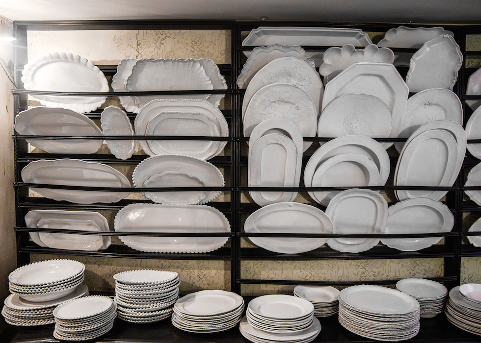 アスティエ•ド•ヴィラット 取手付きエレガントなホワイト陶器皿